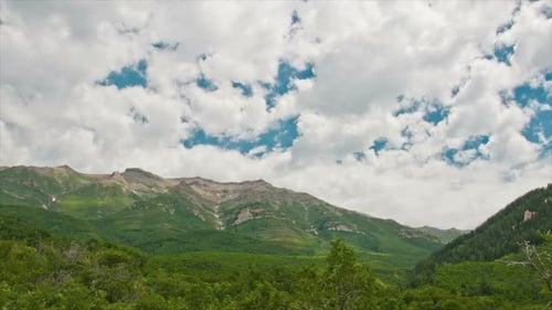 Berg-Zeitraffer mit Wolken.