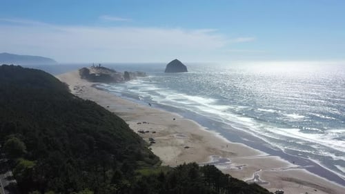 Le
vol aérien au-dessus de la plage permet aux amis et aux familles de se détendre et de s'amuser en été.