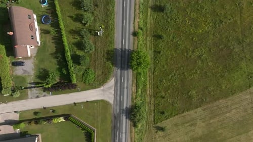 Luftaufnahme der Autobahn durch die grünen Felder und Wälder