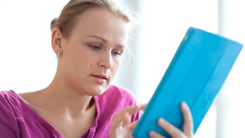Frau benutzt ihr Touchpad