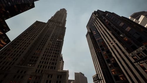 Moderne Stadtarchitektur des Wolkenkratzers gegen den Himmel