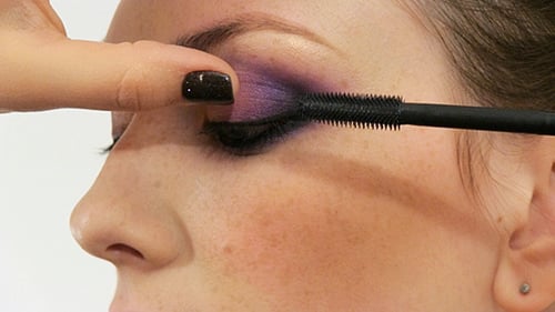 Close Up Mascara Application for Glamorous Beauty