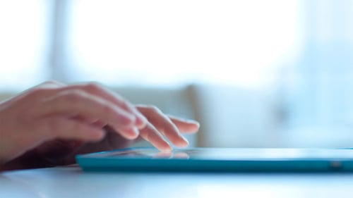 Frau tippt auf Touchpad