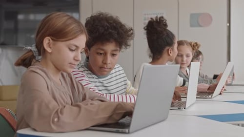 Schulkinder haben IT-Unterricht