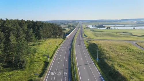 Motorradfahrer fahren auf Landstraße. Blick auf die Straßenkreuzung aus der Höhe, Verkehr auf der Straße.