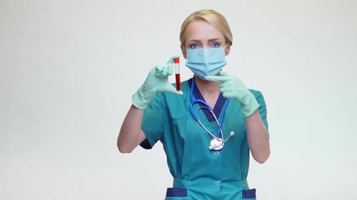 Médico, enfermera, mujer con máscara protectora y guantes de látex, que sostiene un tubo de análisis de sangre