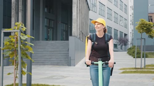 Foto de retrato de joven repartidora con bolsa térmica o mochila montando un