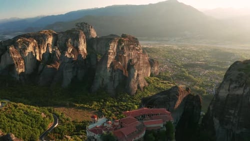 Monastère de montagne n Météores au coucher du soleil Vue aérienne