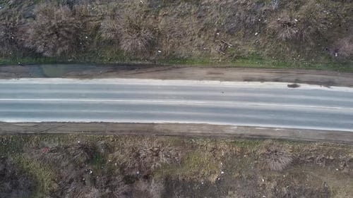 Belle vue aérienne d'un Drone, une longue route avec des ordures en marge, environnement