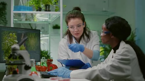 Deux collègues vérifient un échantillon de viande végétalienne écrivant une expertise en biotechnologie