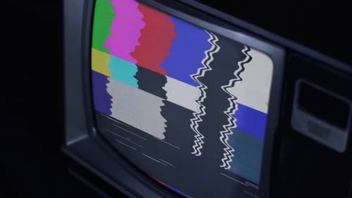 Ein altes Fernsehgerät mit Farbbalken und schlechtem Signal.