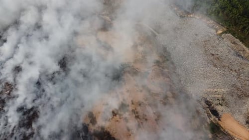 Brennende Luftaufnahme auf Mülldeponie