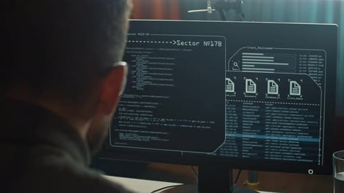Nahaufnahme eines Computer-Hackers, der einen Code eingibt, um den Server zu beschädigen