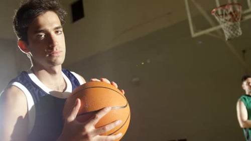 Jugador de baloncesto sosteniendo baloncesto en la cancha 4k