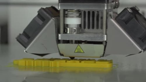 Mechanismus des 3D-Druckers, der am Druckobjekt arbeitet