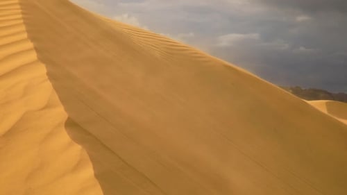 Starker Wind in der Wüste. Sand bläst aus den Dünen