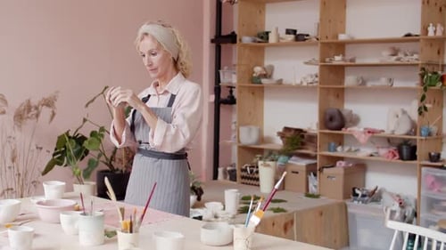 Femme potier travaillant dans un studio d'art