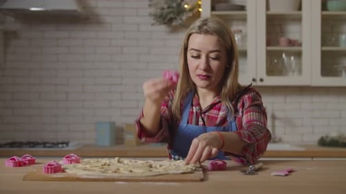 Madre e hija divirtiéndose mientras cocinan