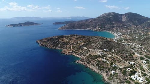 La plage de Faros sur l'île de Sifnos dans les Cyclades en Grèce vue du ciel