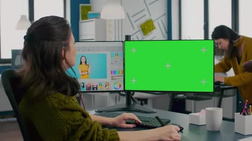Photographe travaillant sur un ordinateur à écran maquette vert