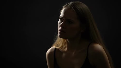 Femme frustrée criant dans un mégaphone, diffusant des informations, droits de l'homme