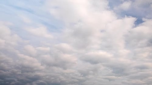 Ciel avec nuages de pluie épais flottants