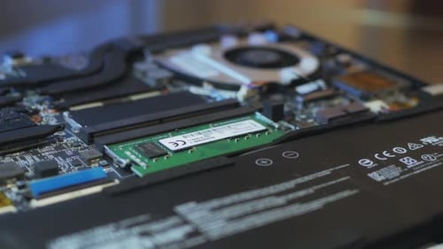 Ersetzen Sie den Speicher im Laptop-Prozess