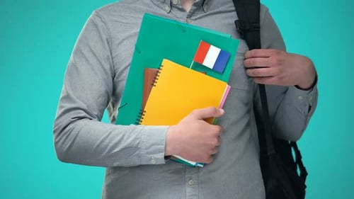 Schüler halten Notizbücher mit französischer Flagge, Internationales Bildungsprogramm