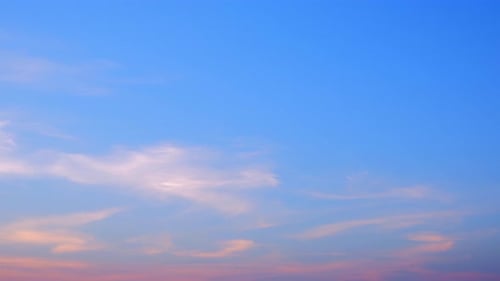 Lapso de tiempo en el cielo en 4K, hermoso fondo, lapso de tiempo en el cielo de los rascacielos.