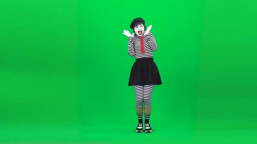 Mime Girl sieht verängstigt aus, schreit laut
