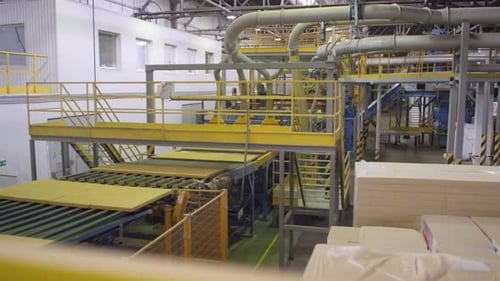 Aufgeschnittene Steinwolleplatten, die sich entlang der automatisierten Produktionslinie bewegen