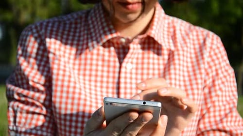 Manos y móvil de mujer de negocios