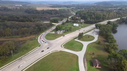 Luftbild der Landstraße und der Kreuzung der Kreisstraße mit Autotour. Wald und Berge gesehen.