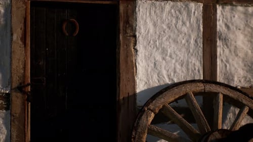 Vieja rueda de madera y puerta negra en la Casa Blanca