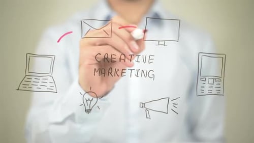 Marketing criativo, empresário escrevendo em tela transparente