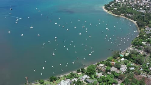 Luftaufnahme von oben auf ozeanblaues transparentes Wasser und beweglichen Motor Die weiße Yacht-Kamera bewegt sich nach oben