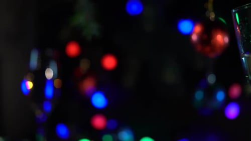 Comemoração do Ano Novo com duas taças de champanhe tilintantes Fechar