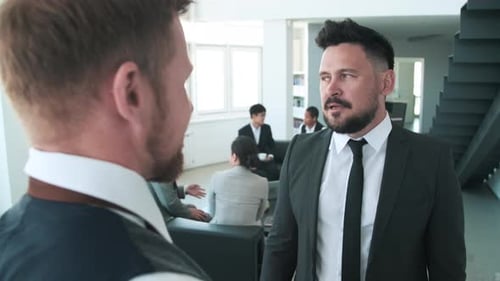 Zwei Männer diskutieren über Geschäftsfragen