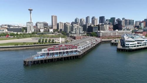 Bâtiments du centre-ville de Seattle et Waterfront Pier 70 par jour ensoleillé avec ciel bleu