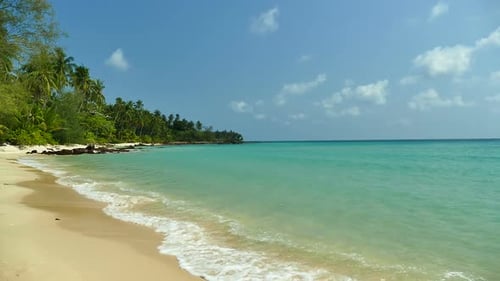 Hermosa playa tropical, mar, océano con cielo azul y nube blanca