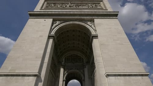 Ángulo bajo de las arcadas del Arco del Triunfo