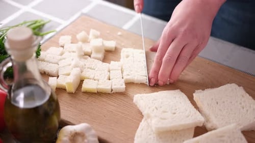 Faire des croûtons de salade César en tranchant du pain grillé