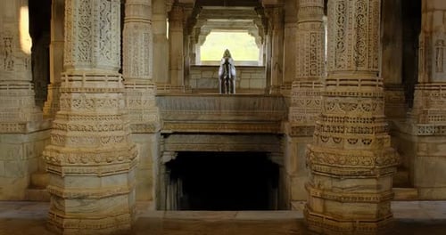 Intérieur du magnifique temple jaïn de Ranakpur ou Chaturmukha Dharana Vihara Mandir à Ranakpur