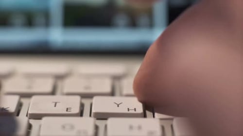 Closeup Moving Macro Shot Pessoa digitando no teclado do computador