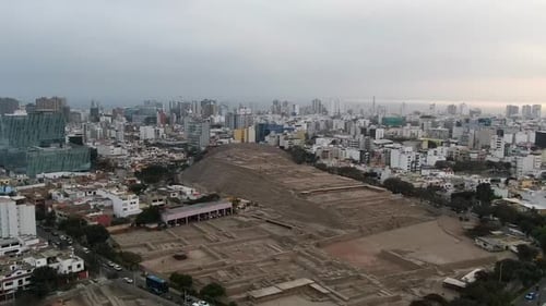 Huaca Pucllana en el distrito de Miraflores. Antigua pirámide peruana y museo en la moderna ciudad de Lim