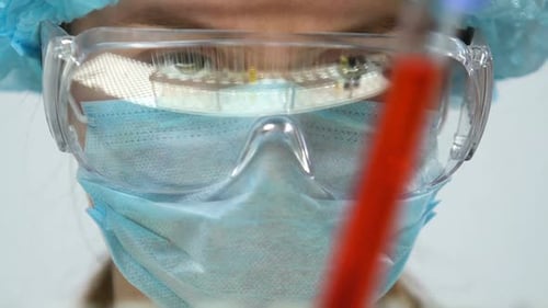 Tube à essai de marquage de travailleur de laboratoire avec le liquide rouge, ingrédients d'intensificateurs de saveur