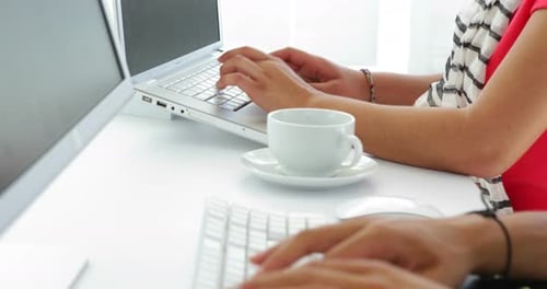 Nahaufnahme einer jungen kreativen Designerin, die am Computer arbeitet