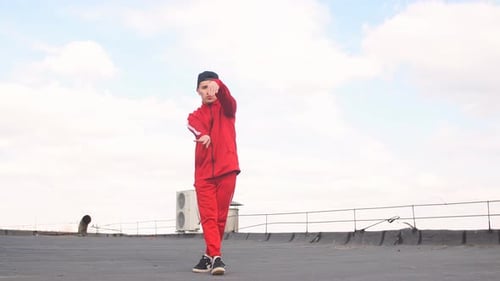 Man Freestyle Hip Hop tanzt auf dem Dach