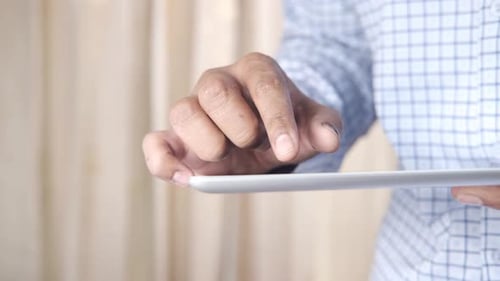 Geschäftsmann nutzt digitales Tablet auf dem Schreibtisch