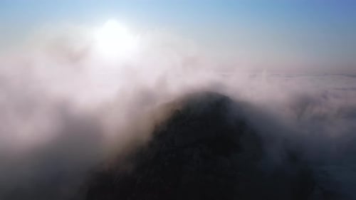 Voler à travers un magnifique paysage nuageux ensoleillé et paradisiaque